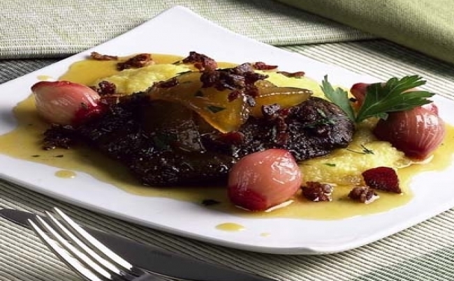 Hígado con manzanas y cebollas caramelizadas